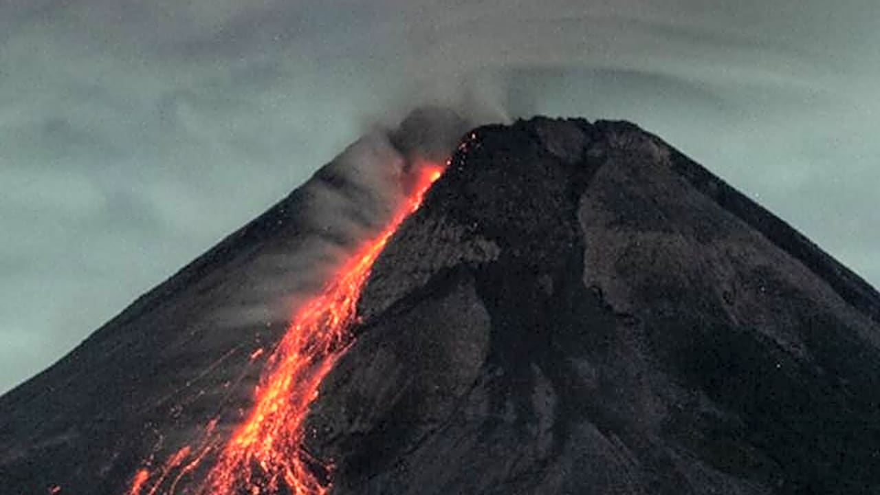 Лава 13. Мерапи. Goodbye Volcano High. Цепочка камни вулкана.